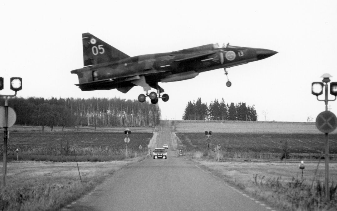 Flygplan SH 37 Viggen före landning över Knivbergavägen. Ur Flygvapenmuseums bildarkiv