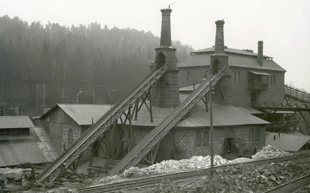 Masugnen i Graversfors 1915. Foto: J. Jansson. Ur Tekniska museets samlingar