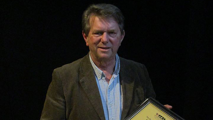 Magnus Höjer tar emot utmärkelsen Norrköpingsrummets vän 2015. Foto: Norrköpingsrummets vänner