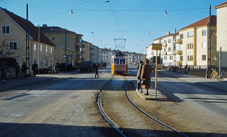 Albrektsvägen med kvarteret Hällristningen till höger omkring år 1953. Foto: Gustaf Östman. Ur Drätselkammarens arkiv i Norrköpings stadsarkiv