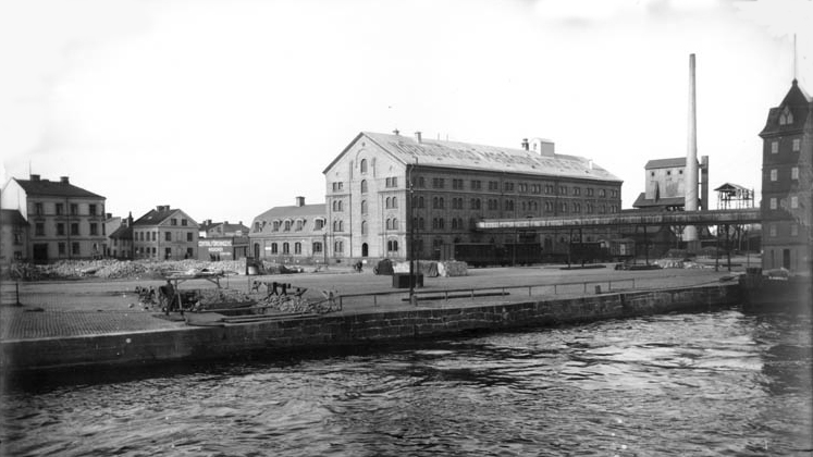 Vy från Hamnbron över Motala ström mot Norra kajen med Centralföreningens magasin och kontor 1929. Okänd fotograf. Ur Norrköpings stadsarkivs samlingar