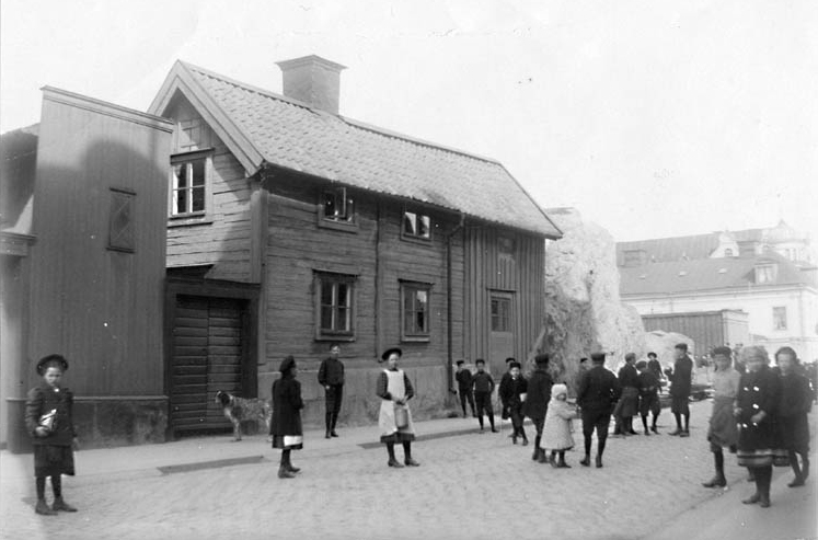 Djäkneberget den 13 april 1910 då berget började sprängas bort. Husets adress är Skolgatan 31. Ur Norrköpings stadsarkivs samlingar