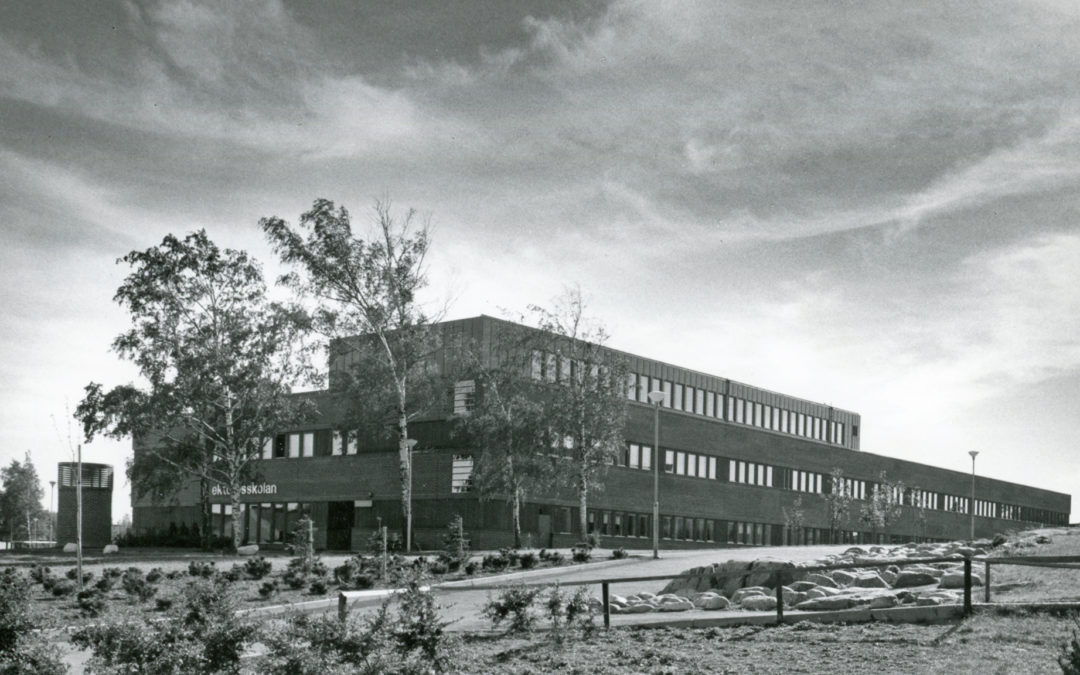 Ektorpsskolan i kvarteret Nätet år 1973. Okänd fotograf. Ur Norrköpings stadsarkivs samlingar