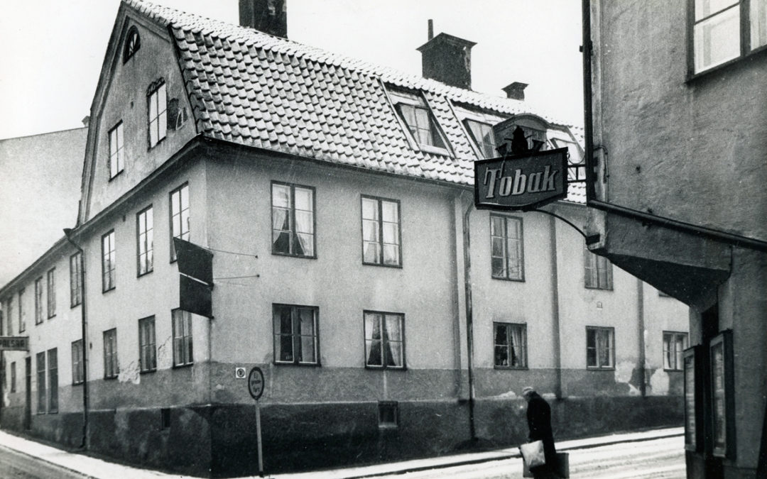 Ertman Wulfs gård vid korsningen av Tunnbindaregatan och Vattengatan i kvarteret Haken år 1956. Foto: Gustaf Bertil Larsson. Ur Östergötlands museums samlingar, CC BY-NC-SA