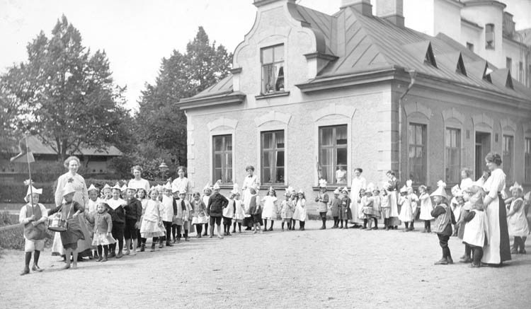 Folkbarnträdgården i Fröbelstugan på Södra Promenaden i kvarteret Almen. Okänd fotograf. Ur Norrköpings stadsarkivs samlingar