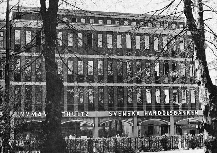 Handelsbankens kontorshus´. Foto i en broschyr från Svenska Handelsbanken rörande nybyggnaden av bankhuset på Drottninggatan i kvarteret Markattan år 1969. Ur Norrköpings stadsarkivs samlingar