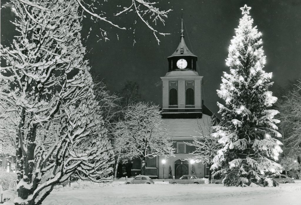 Hedvigs kyrka i vinterskrud 1963. Foto: Gustaf Larsson (Drätselkammaren, Norrköpings stadsarkiv).