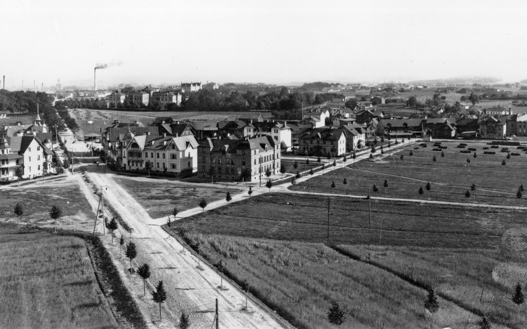 Kvarteret Oxen till höger om torget Korshagen. Okänd fotograf. Ur Norrköpings stadsarkivs samlingar