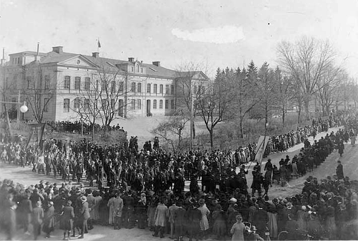 Första maj-demonstration framför Kristinaskolan i kvarteret Hörnet 1917. Foto: Gustaf Lidberg. Ur Norrköpings stadsarkivs samlingar