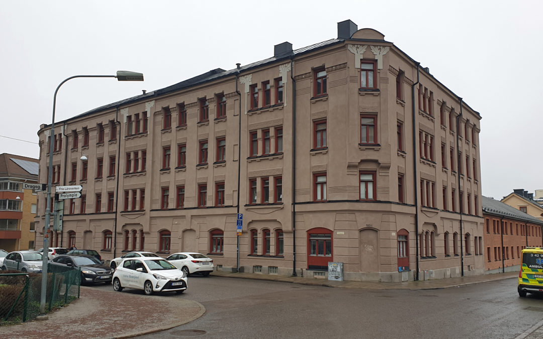 Fastighet i korsningen Plankgatan-Bredgatan i kvarteret Källan år 2020. Foto: Peter Kristensson/Klingsbergs Förlag