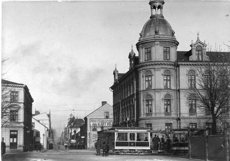 Kvarteret Liljan vid korsningen Drottninggatan-Nygatan omkring 1907. Okänd fotograf. Ur Norrköpings stadsarkivs samlingar