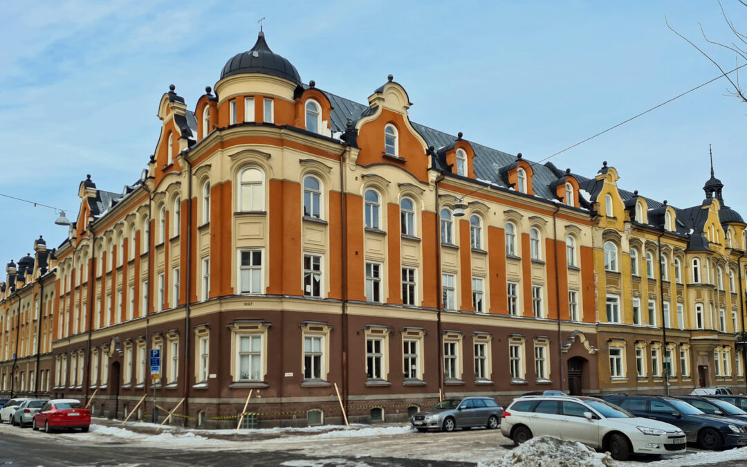 Flerfamiljshus i hörnet av Skolgatan och Styrmansgatan i kvarteret Nyckeln år 2021. Foto: Peter Kristensson/Klingsbergs Förlag