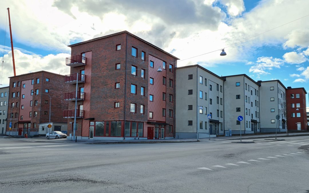 Nybyggda flerbostadshus i korsningen Ektorpsgatan-Skarhagsleden i kvarteret Planen år 2021. Foto: Peter Kristensson/Klingsbergs Förlag