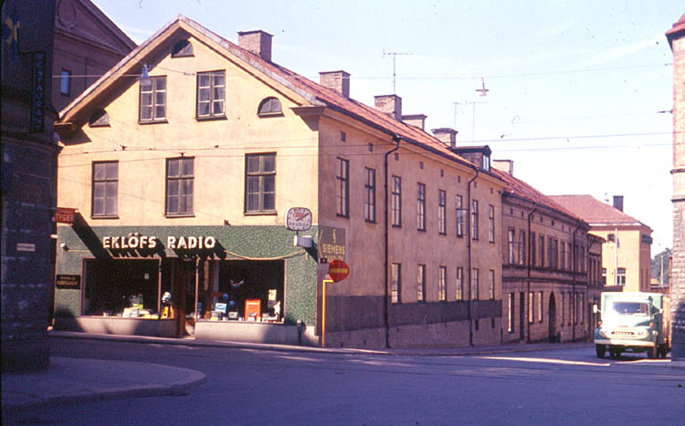 Eklövs radio- och TV-affär i kvarteret Rosen i hörnet av Kristinagatan - Trädgårdsgatan 1966. Foto: Gustaf Östman. Ur Norrköpings stadsarkivs samlingar