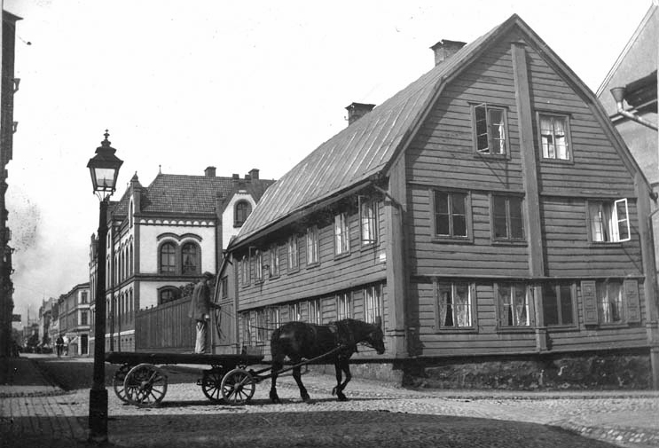 Kvarteret Ruddammen i hörnet Trädgårdsgatan - Skepparegatan omkring år 1905. Okänd fotograf. Ur fotosamlingen Gamla Swartzens minnen, Norrköpings stadsarkiv