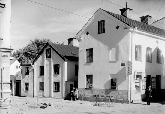 Bostadshus i kvarteret Röken vid korsningen Nygatan-Källvindsgatan år 1944. Okänd fotograf. Ur Norrköpings stadsarkivs samlingar
