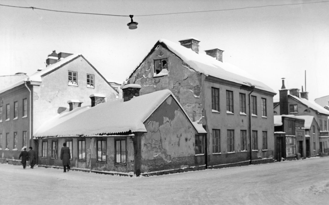 Kvarteret Stenhuggaren vid hörnet av Sandgatan och Smedjegatan år 1956. Foto: Gustaf Bertil Larsson. Ur Östergötlands museums samlingar, CC BY-NC-ND