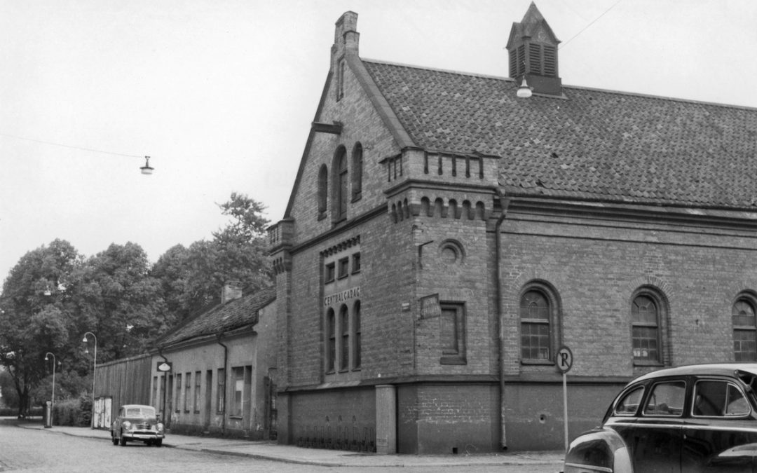 Centralgaraget i korsningen Vattengränd - Slottsgatan i kvarteret Stjärnan år 1954. Foto från Östergötlands Folkblad. Ur Östergötlands museums samlingar