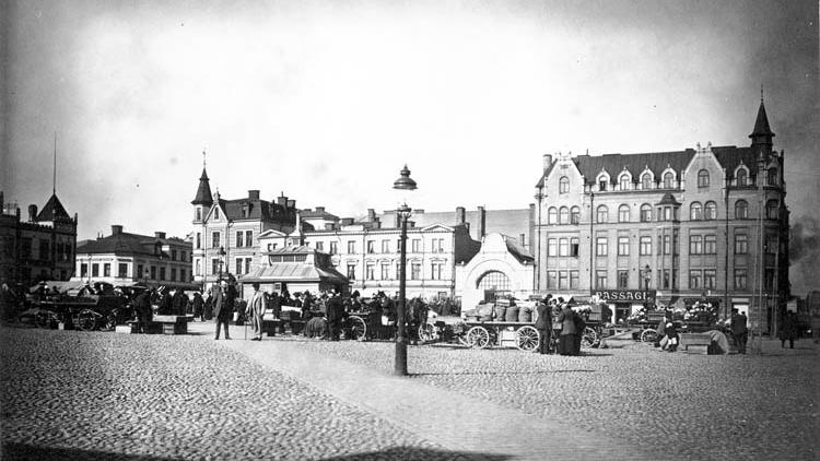 Kvarteret Svärdet vid Nya torget i början av 1900-talet. Okänd fotograf. Ur Norrköpings stadsarkivs samlingar