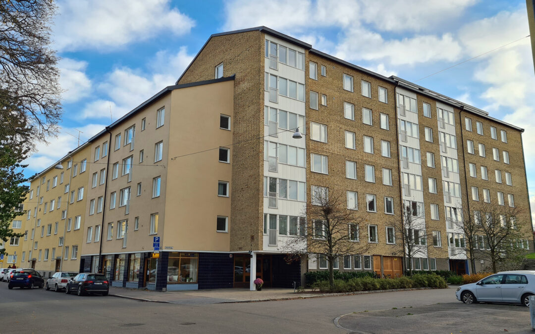 Flerfamiljshus i kvarteret Örnen vid korsningen Nelinsgatan–Askebygatan år 2021. Foto: Peter Kristensson/Klingsbergs Förlag