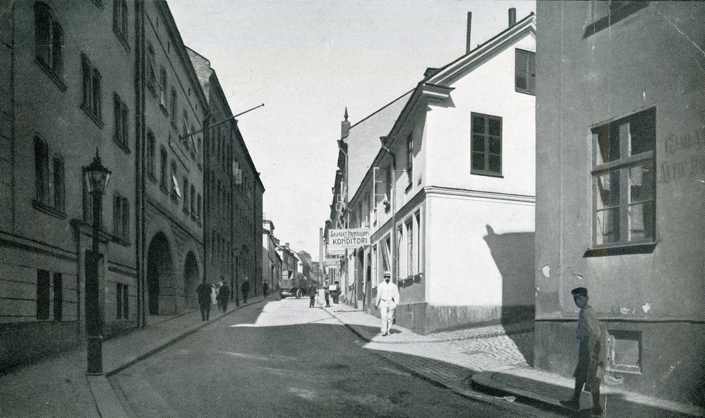 Västgötegatan med kvarteret Mjölnaren på höger sida. Okänd fotograf. Ur Stiftelsen Gammalt Hantverks samlingar, Norrköpings stadsarkiv