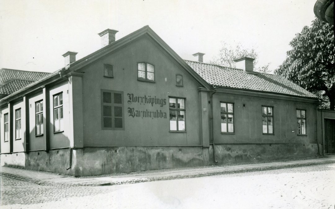 Norrköping Barnkrubba i kvarteret Kapellhorvan. Ur Stiftelsen Gammalt Hantverks samlingar, Norrköpings stadsarkiv