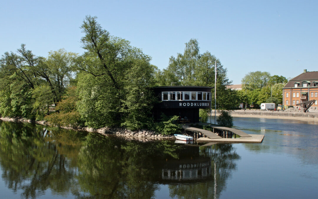 Norrköpings Roddklubbs klubbhus i på Strömsholmen år 2008. Foto: Sakletare/Wikimedia Commons public domain