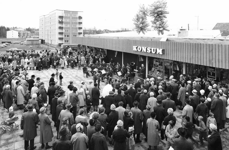 Invigning av Konsumbutiken i Skarphagens centrum 1962. Foto: Lennart Jansson. Ur Norrköpings stadsmuseums samlingar