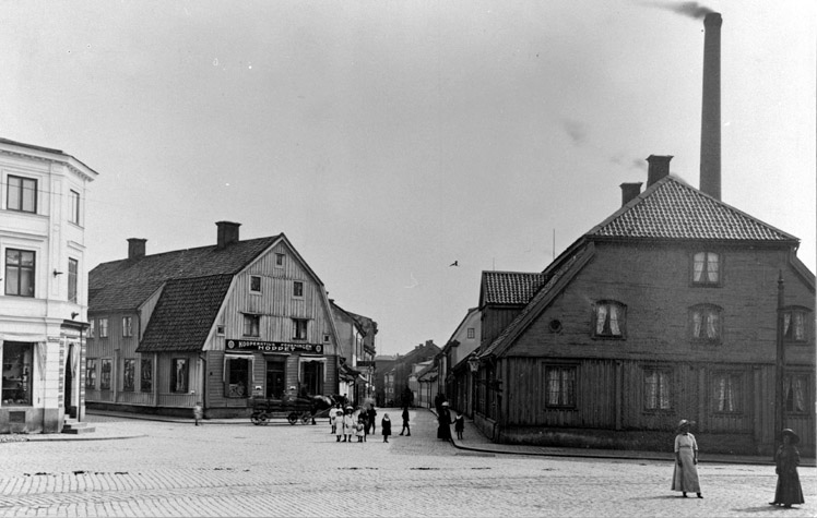 Bergslagsgården i kvarteret Bergsbron vid Skvallertorget omkring 1900. Foto: Werngrens ateljé, Norrköpings stadsmuseum