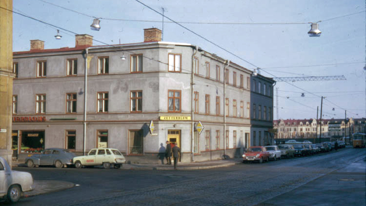 Zetterbloms Bilhandel i i hörnet Nygatan-Olai Kyrkogata i kvarteret Aspen år 1970. Foto: Gustaf Östman. Ur Norrköpings stadsarkivs samlingar