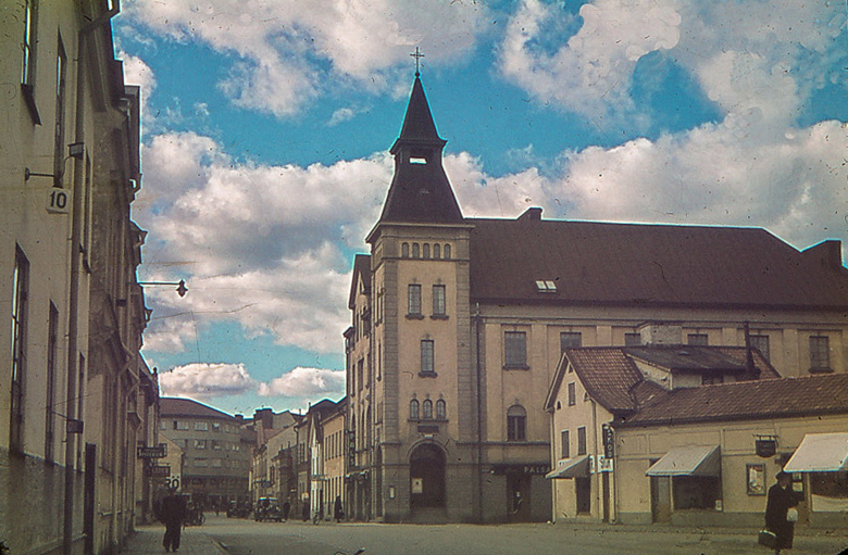 Adelfiakyrkan i kvarteret Tulpanen 1945. Foto: Gustaf Östman. Ur Norrköpings stadsarkivs samlingar