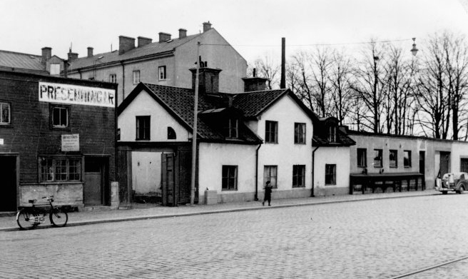 Helmers Plåtslageri vid Packhusgatan i kvarteret Skepparen cirka 1950. Okänd fotograf. Ur Norrköpings stadsarkivs samlingar