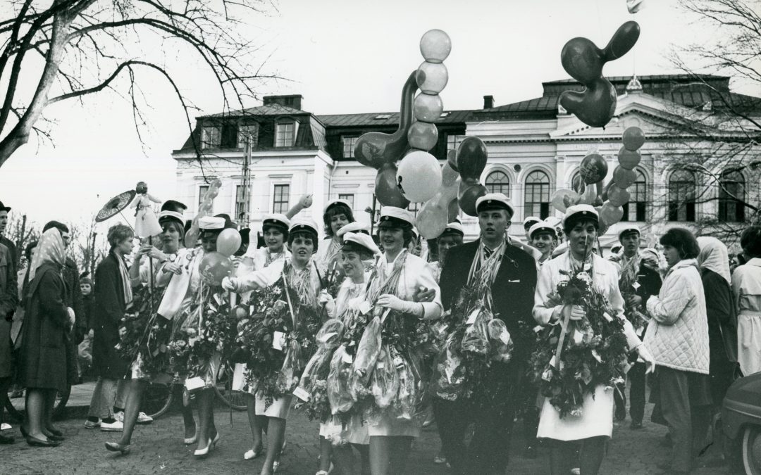 Studenter utanför Högre allmänna läroverket 1963. Foto: Sture Ryman. Ur Norrköpings stadsarkivs samlingar.