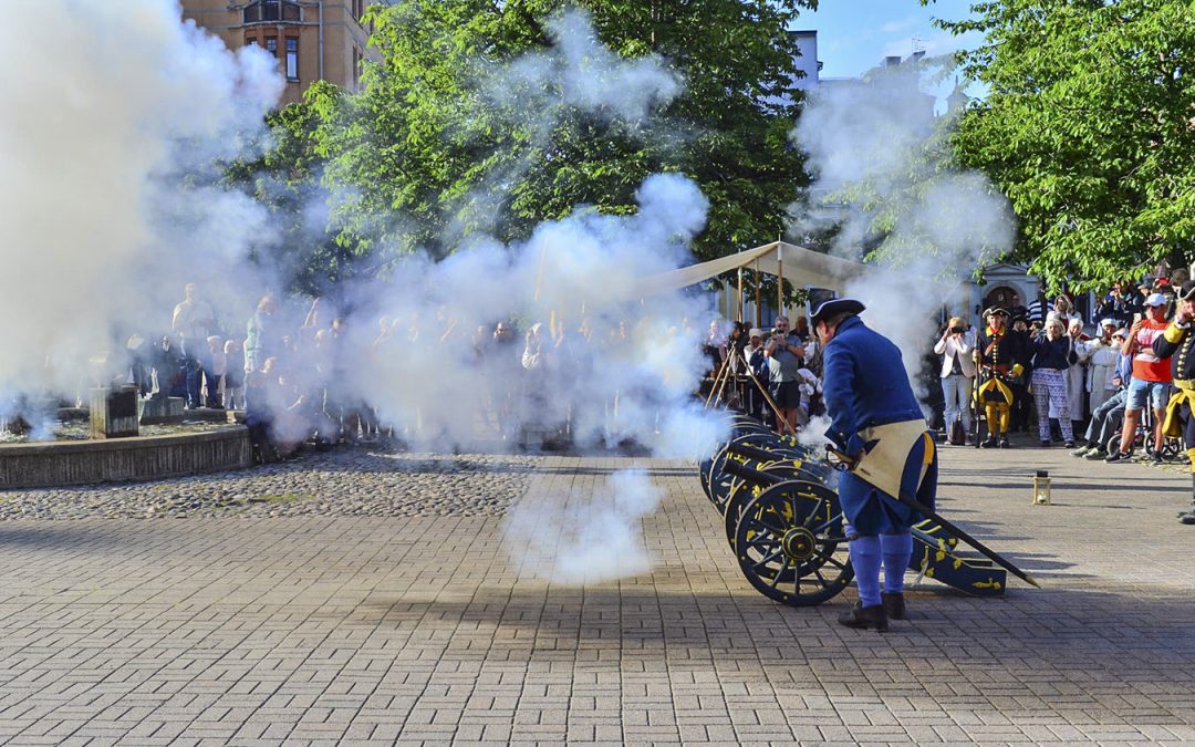 Stenbocks Karolinerna skjuter dubbel svensk lösen med sina kanoner. Foto: Niklas Luks/Nkpg.news