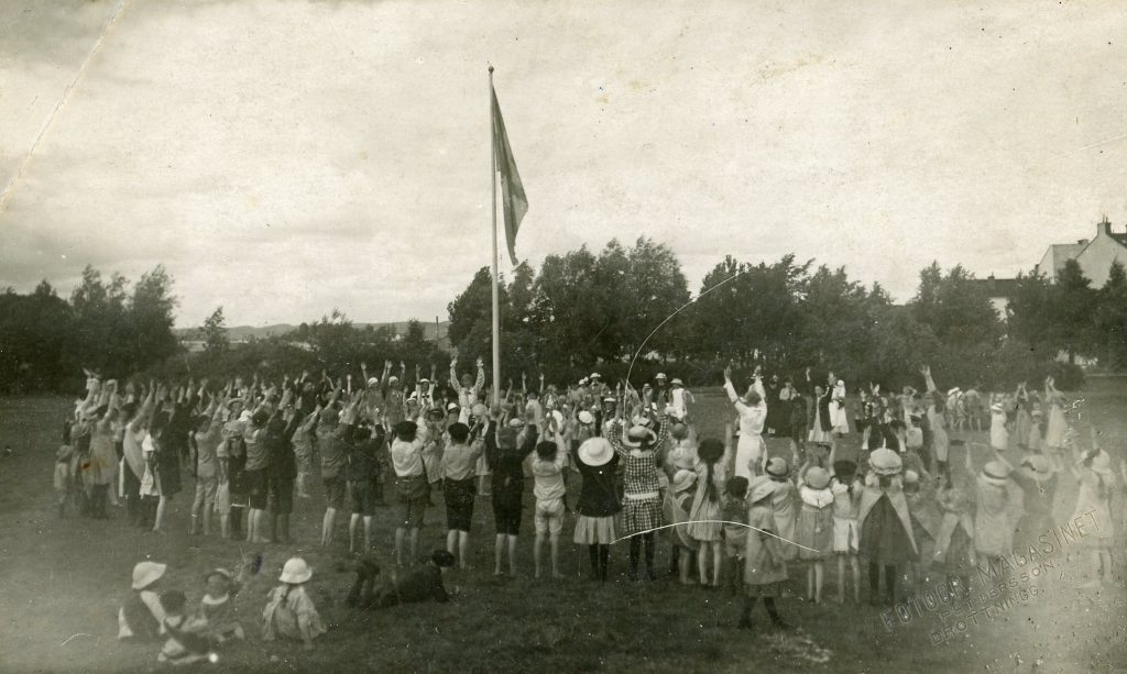 Parktanterna leker med barnen i Folkparken 1917. Ur Norrköpings stadsarkivs samlingar