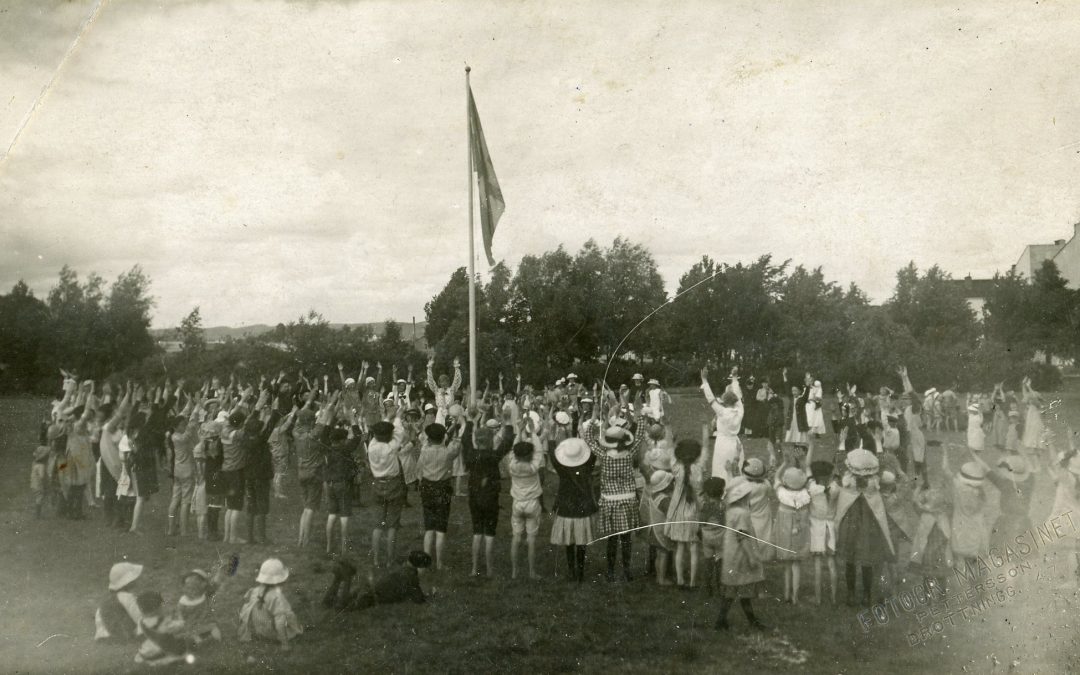Parktanterna leker med barnen i Folkparken 1917. Ur Norrköpings stadsarkivs samlingar