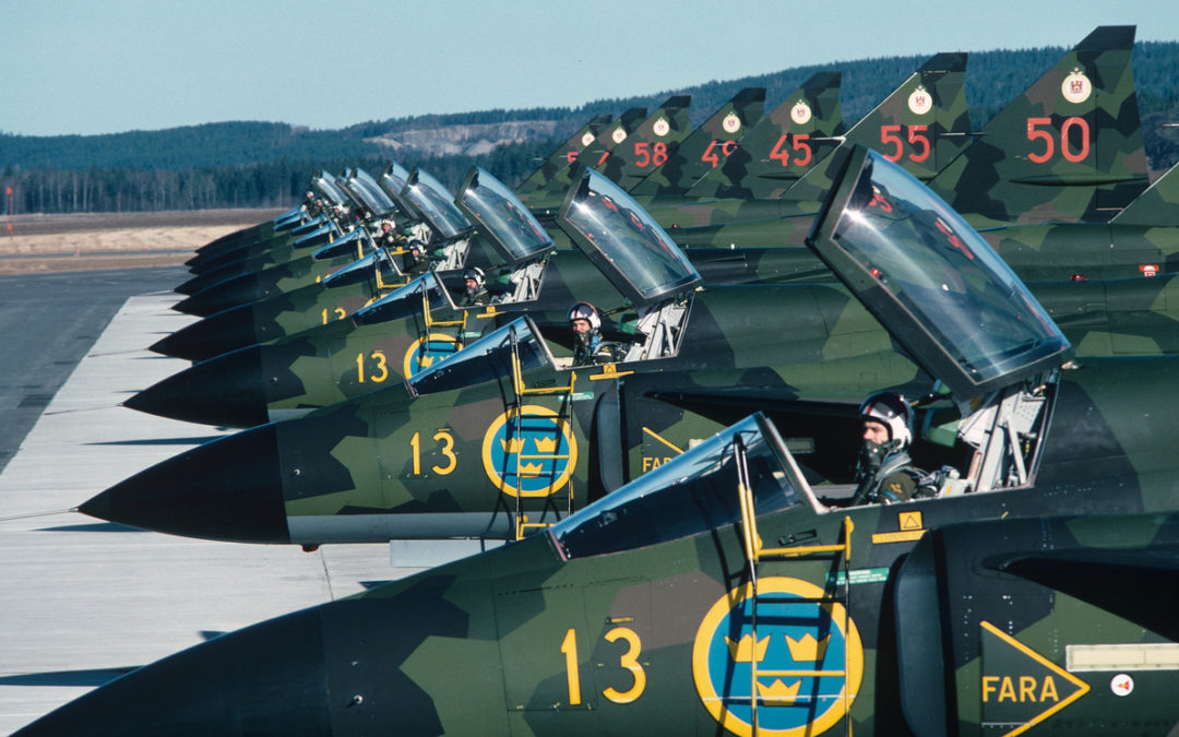 Flygare ur 2:a jaktdivisionen F 13 Bråvalla i uppställda flygplan JA 37 Viggen år 1981. Tillhör F 13 bildsamling. Ur Flygvapenmuseums bildarkiv (CC BY 4.0)