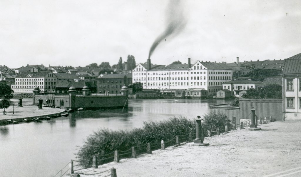 Kallbadhuset vid Refvens grund till vänster och Nya Badhuset på andra sidan Strömmen till höger år 1882. Okänd fotograf. Ur Norrköpings stadsarkivs samlingar.