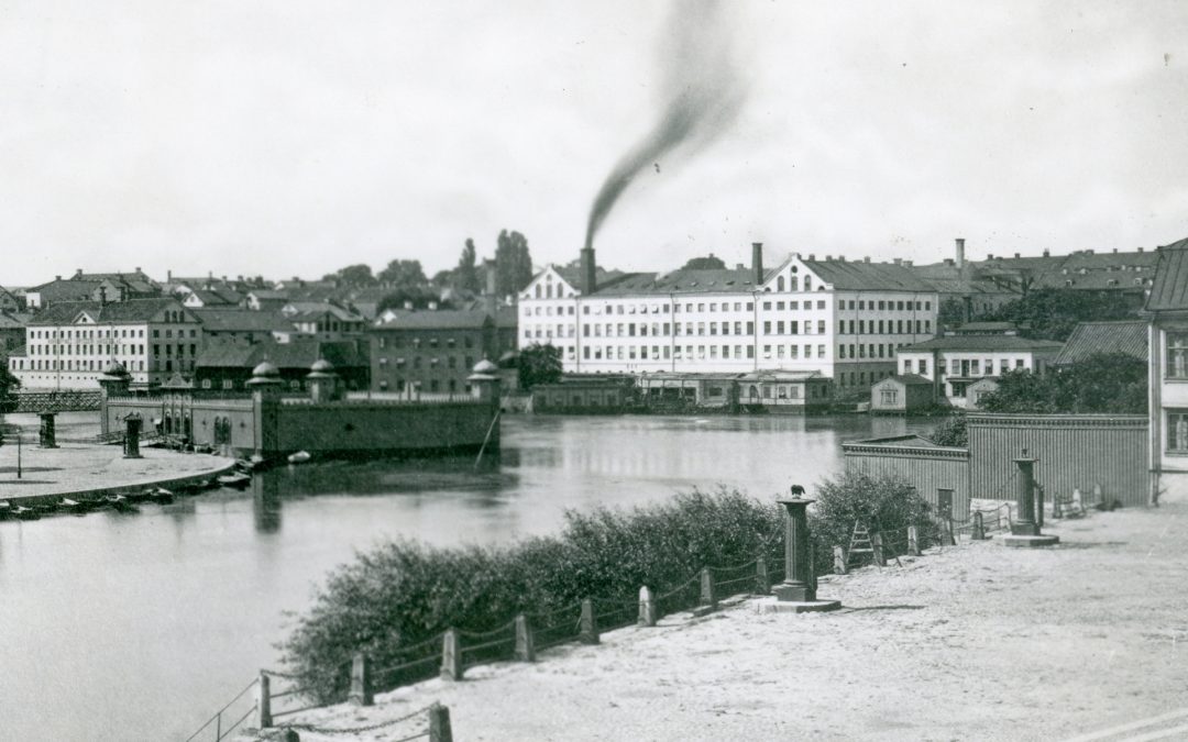 Kallbadhuset vid Refvens grund till vänster och Nya Badhuset på andra sidan Strömmen till höger år 1882. Okänd fotograf. Ur Norrköpings stadsarkivs samlingar.