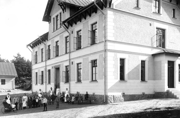 Barn och barnsköterskor utanför Mamre barnhem. Okänd fotograf. Ur fotosamlingen Gamle Swartzens Minnen i Norrköpings stadsarkiv