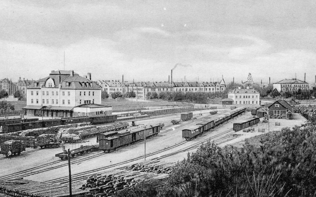 Vy från Oxelbergen över Östra stations nya och gamla stationshus. Vykort i Norrköpings stadsarkivs samlingar