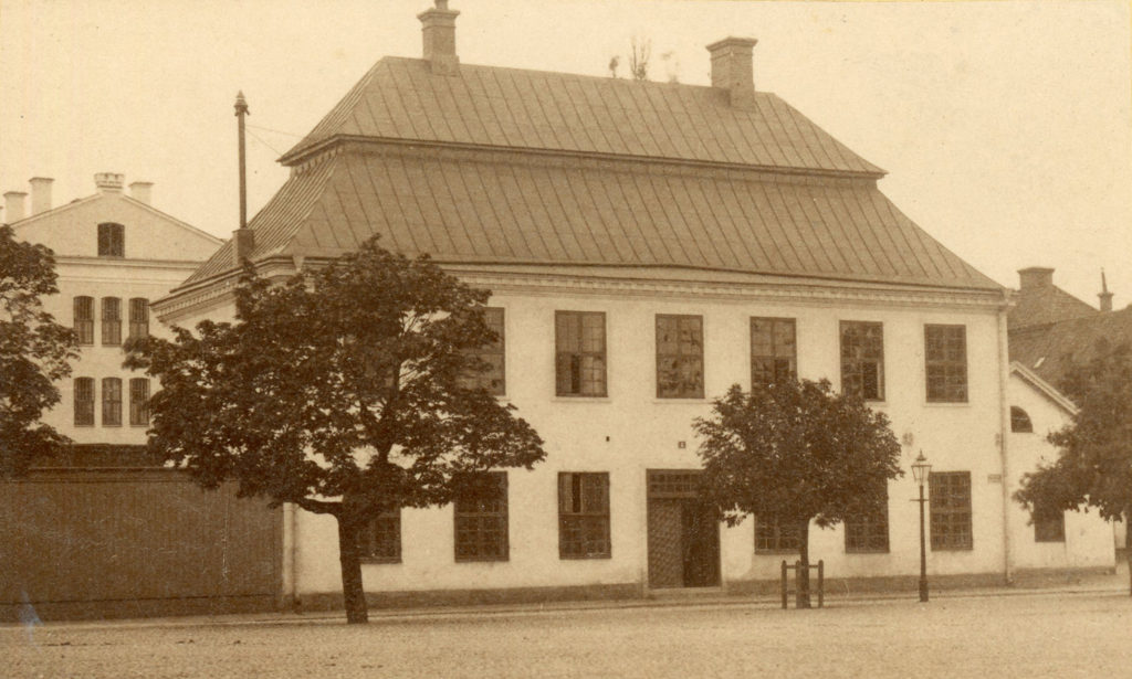 Norrköpings gamla rådhus som 1734–1906 låg på samma plats som dagens rådhus. Foto: John Eschrichts ateljé. Ur Norrköpings stadsarkivs samlingar