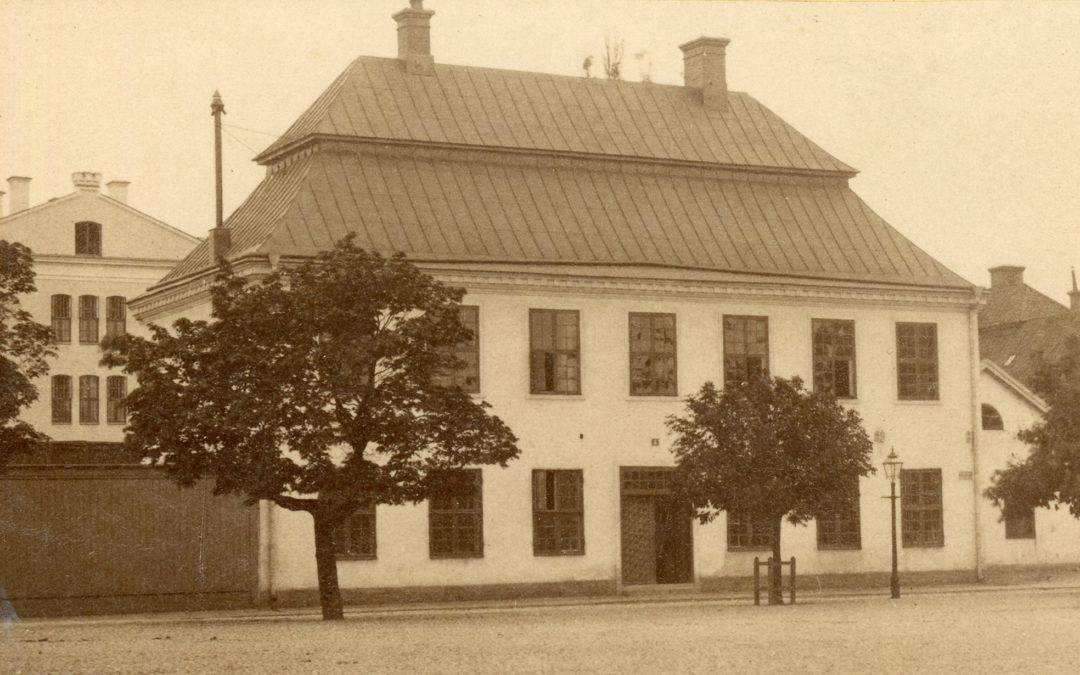 Norrköpings gamla rådhus som 1734–1906 låg på samma plats som dagens rådhus. Foto: John Eschrichts ateljé. Ur Norrköpings stadsarkivs samlingar