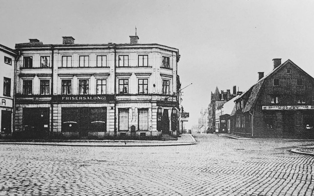 Sekler vid Skvallertorget med gamla apotekshuset