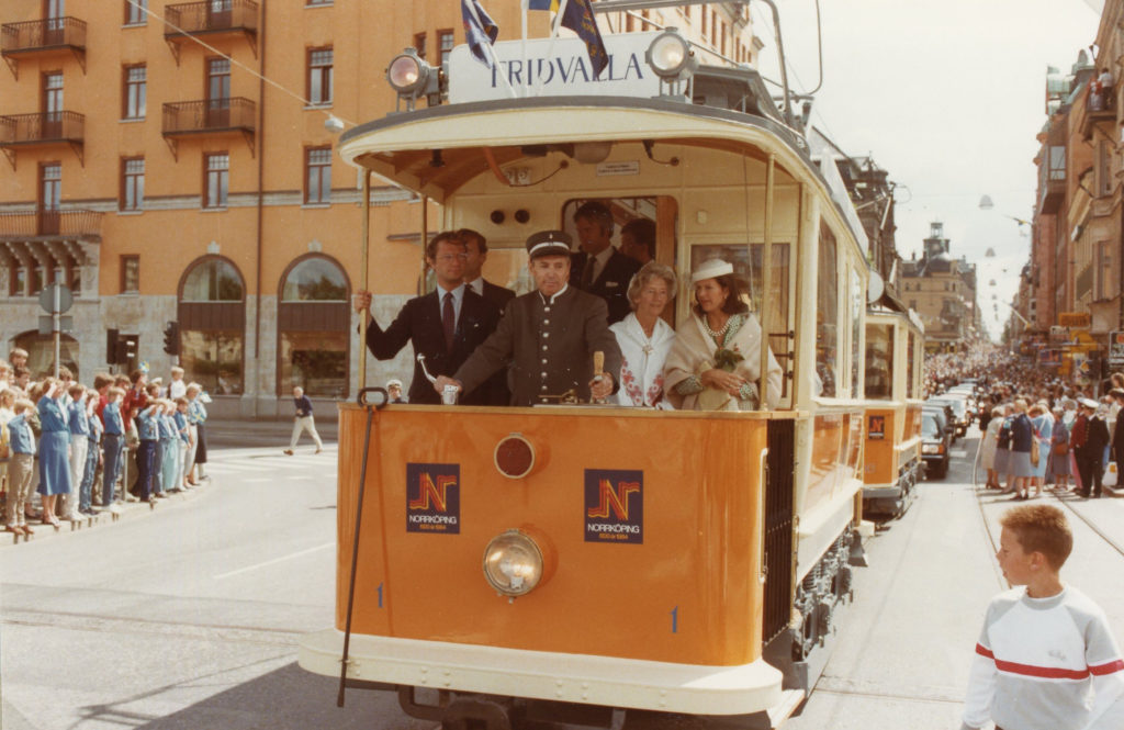Kung Carl XVI Gustaf och drottning Silva under Norrköpings 600-årsjubileum. Okänd fotograf. Ur Norrköpings stadsarkivs samlingar