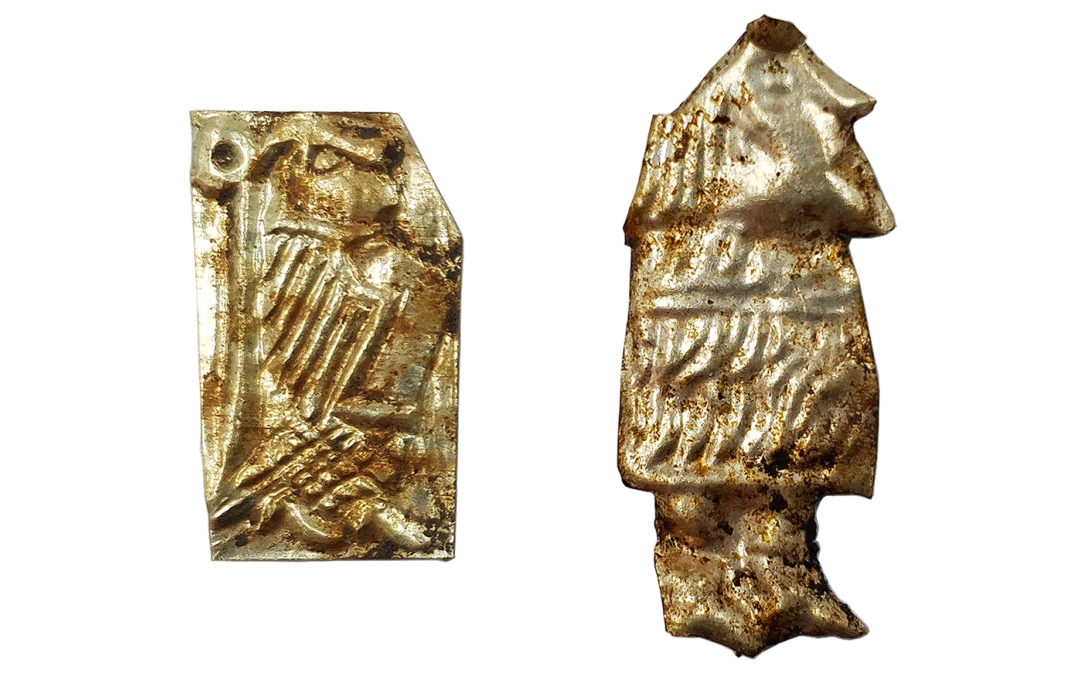 Två av de guldbleck, även kallade guldgubbar, som har hittats i Ströja. Foto: Arkeologikonsult