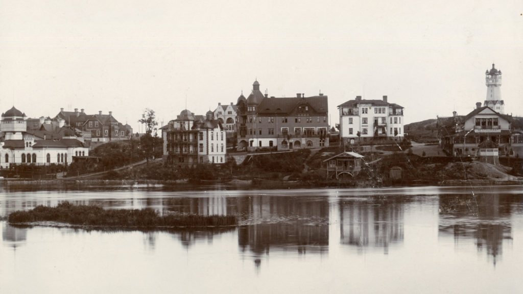 Till vänster kuranstaltens huvudbyggnad, i mitten hotell och pensionaten, till höger Grand Restaurang Kneippbaden. Foto: Wilhelm Smidt. Ur Norrköpings stadsarkivs samlingar.