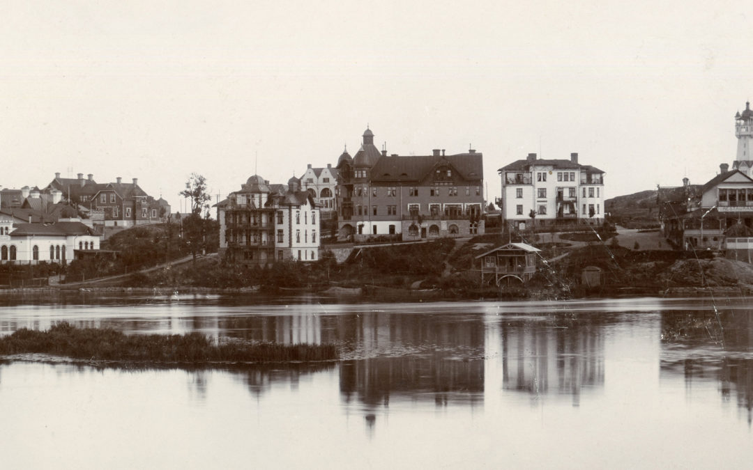 Till vänster kuranstaltens huvudbyggnad, i mitten hotell och pensionaten, till höger Grand Restaurang Kneippbaden. Foto: Wilhelm Smidt. Ur Norrköpings stadsarkivs samlingar.