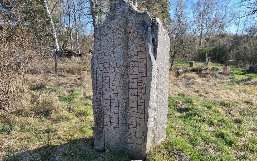 Runstenen på Syltens allmänning vid Bjällbrunna år 2021. Foto: Peter Kristensson/Klingsbergs Förlag