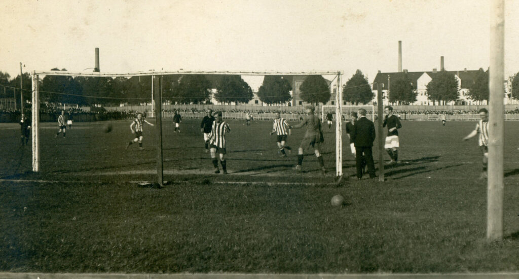 IK Sleipner besegrade AIK med 5-1 i SM-kvartfinalen på Idrottparken 1920. Fotot ur IFK Norrköpings arkiv, Norrköpings stadsarkiv.